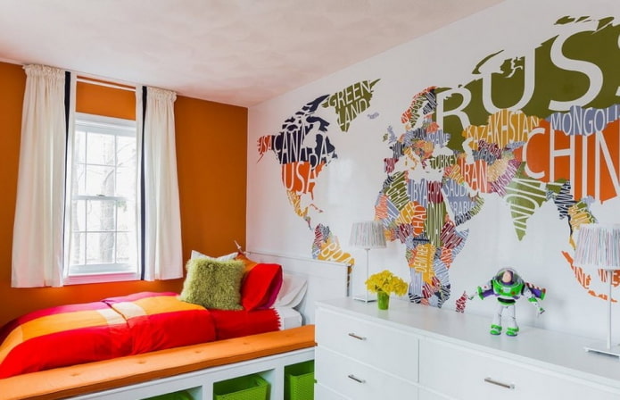 adesivo de parede em forma de mapa no quarto do bebê