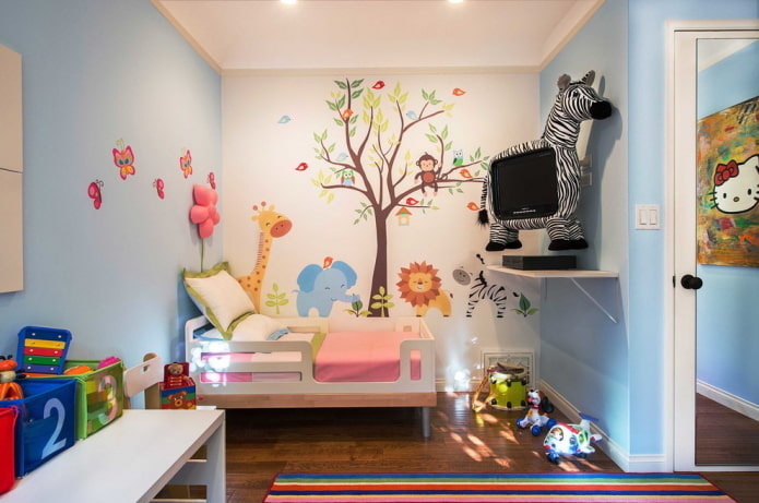 design de parede em um quarto infantil pequeno