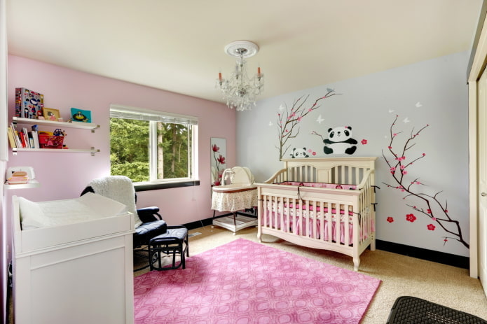 decoração acima da cama no interior do quarto das crianças