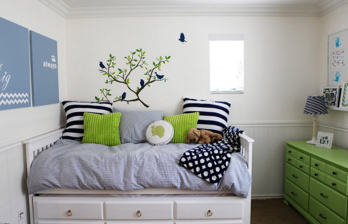 decoração acima da cama no interior do quarto das crianças