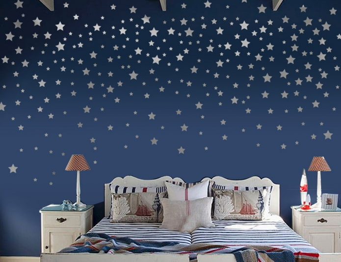 adesivos de parede em forma de estrelas no quarto do bebê