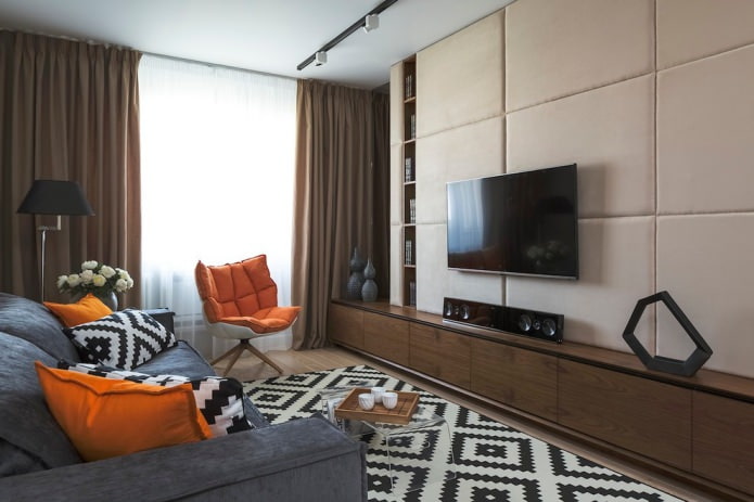 painéis macios na parede com uma TV