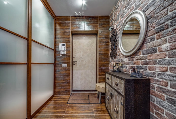 decoração de porta com azulejos no interior