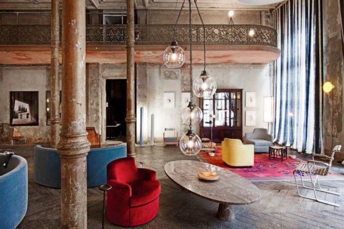 interior em tons de marrom-avermelhado