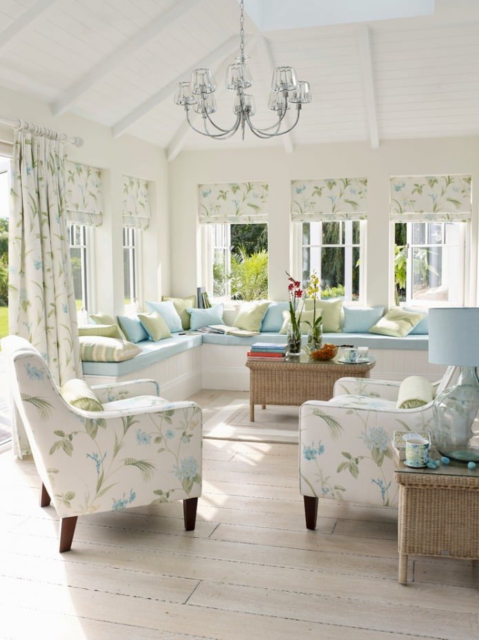 motivos florais em cortinas e móveis