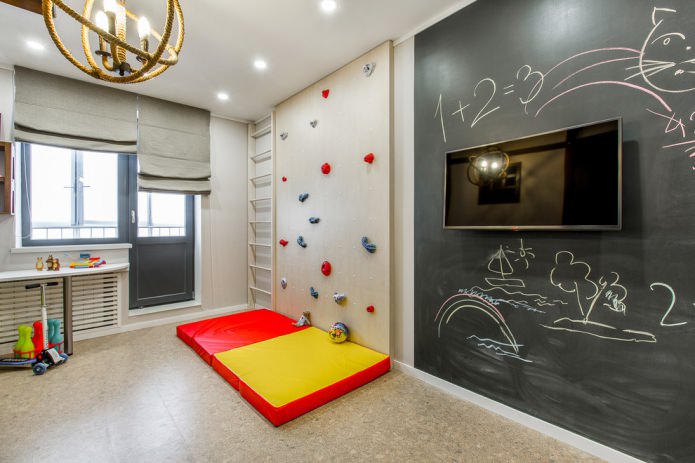 interior claro de um quarto infantil com uma área de recreação e um quadro-negro