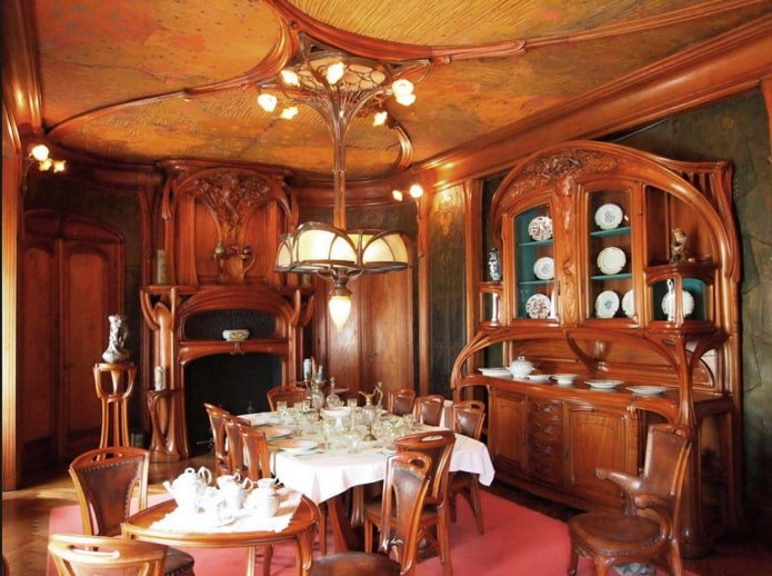 sala de jantar com móveis de madeira