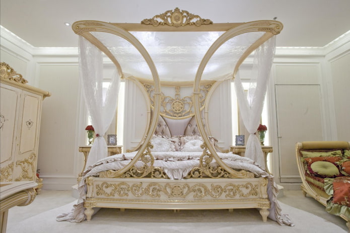 cama enorme no estilo Art Nouveau