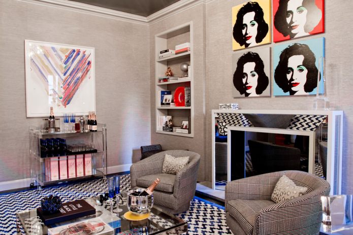 sala de estar em cinza com detalhes brilhantes