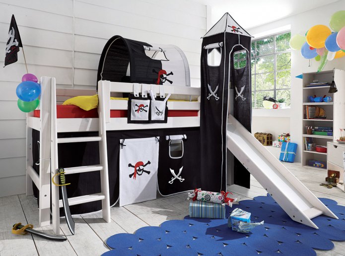 interior pirata com cama alta
