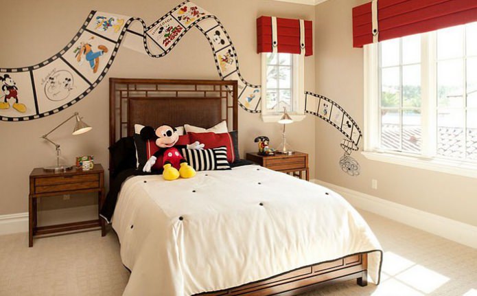 interior de quarto infantil com Mickey Mouse