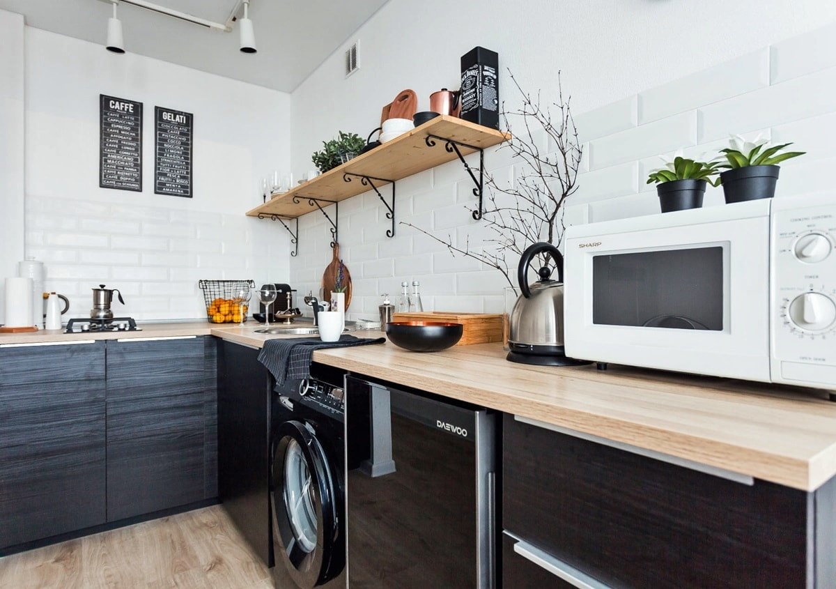 cozinha com eletrodomésticos pretos