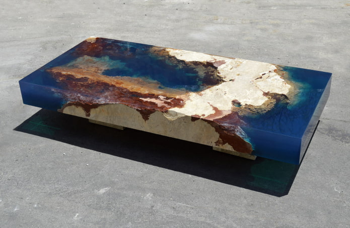 Mesa de pedra com epóxi