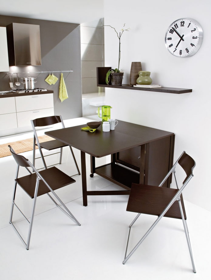 Mesa estilo livro na cor wengué no interior