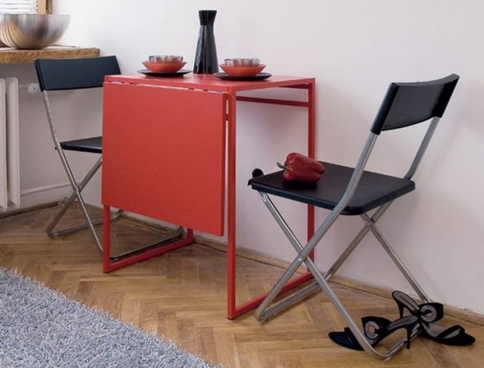 mesa dobrável de metal no interior