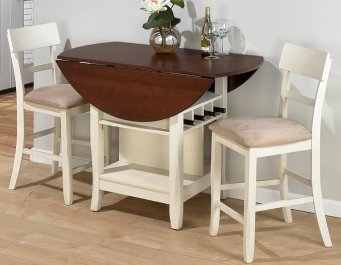 mesa dobrável redonda no interior