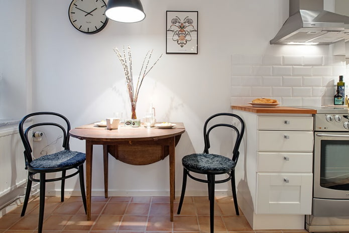 mesa estilo livro no interior da cozinha