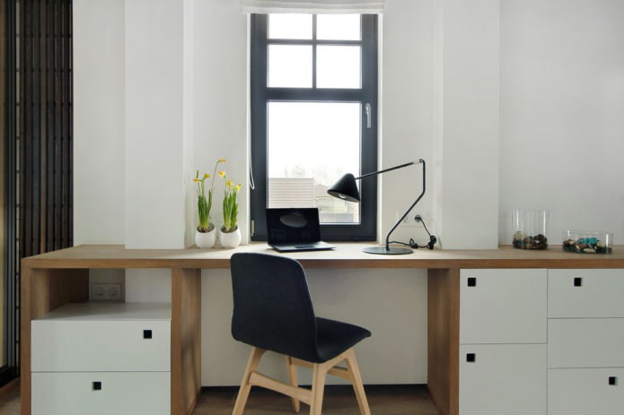 peitoril da janela se transformando em mesa de computador no interior