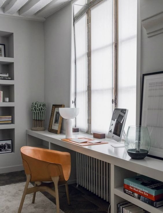 peitoril da janela se transformando em mesa em o escritório