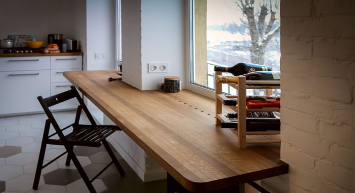 peitoril da janela se transformando em mesa ampla no interior