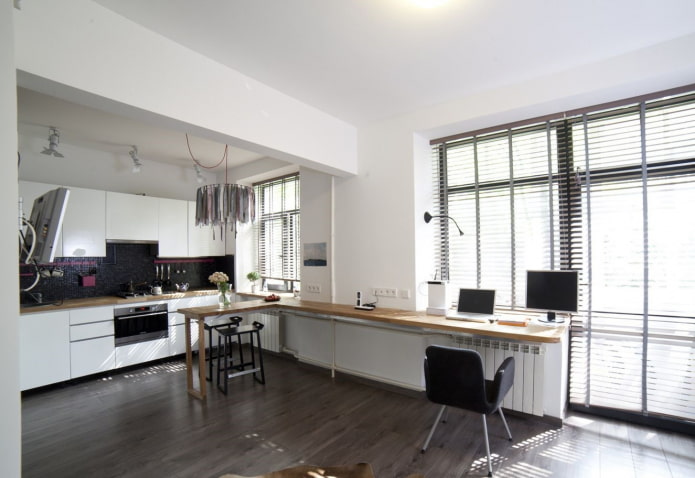 peitoril da janela se transformando em uma mesa longa no interior