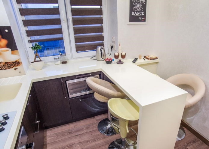 peitoril da janela se transformando em uma mesa em forma de letra p no interior
