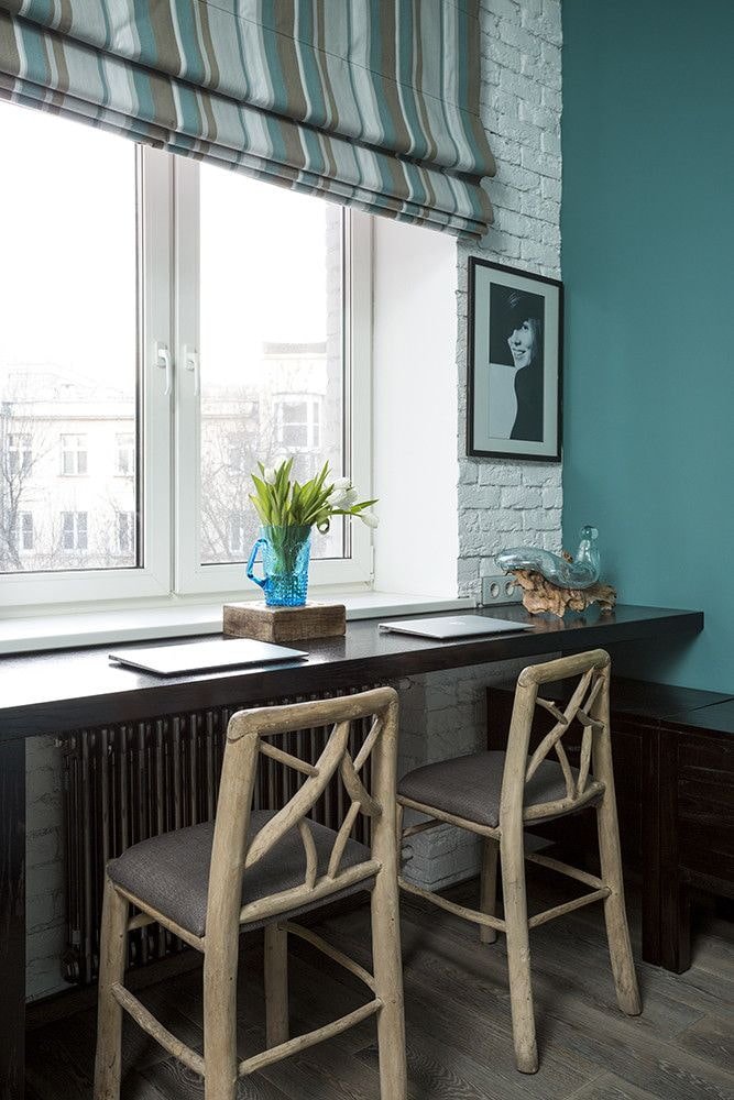peitoril da janela fluindo para uma mesa em estilo loft