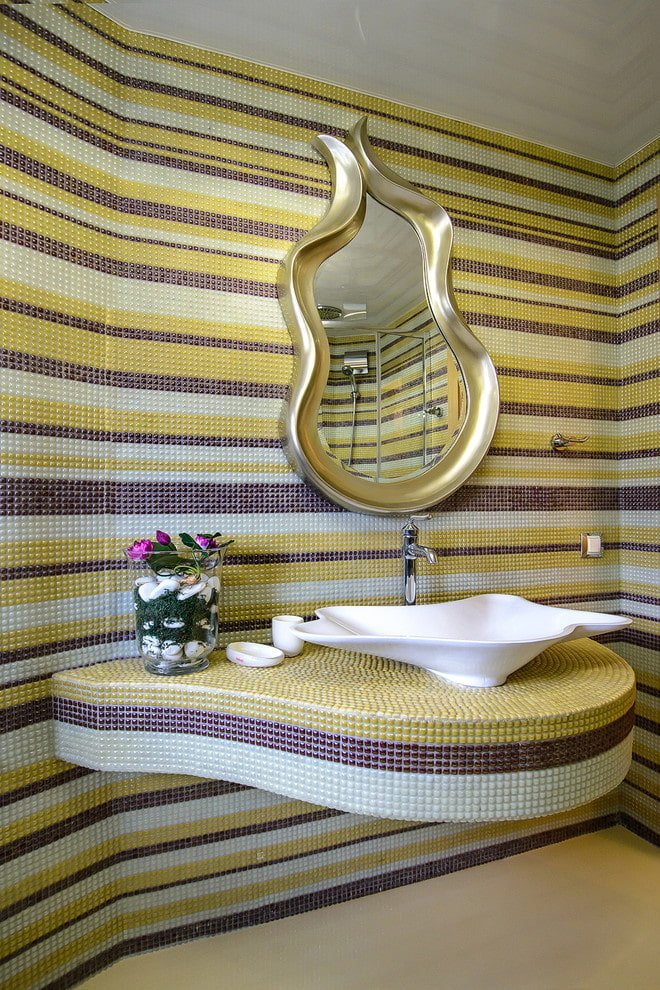 bancada com acabamento em azulejo no banheiro