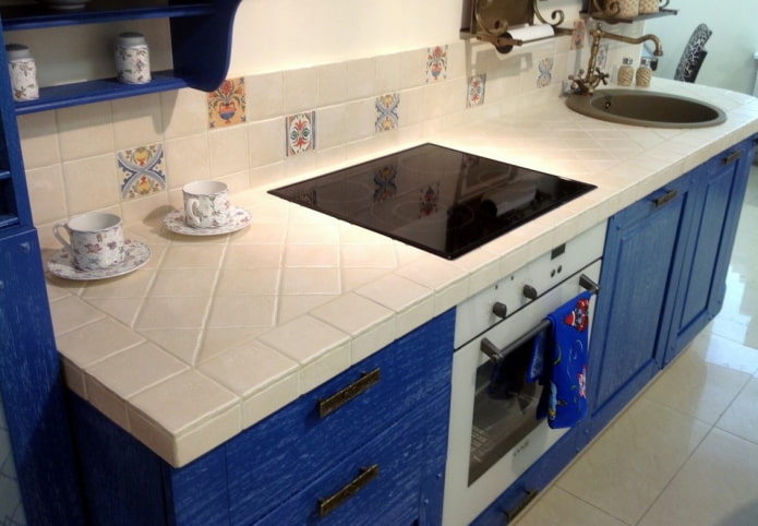 bancada de azulejo branco no interior