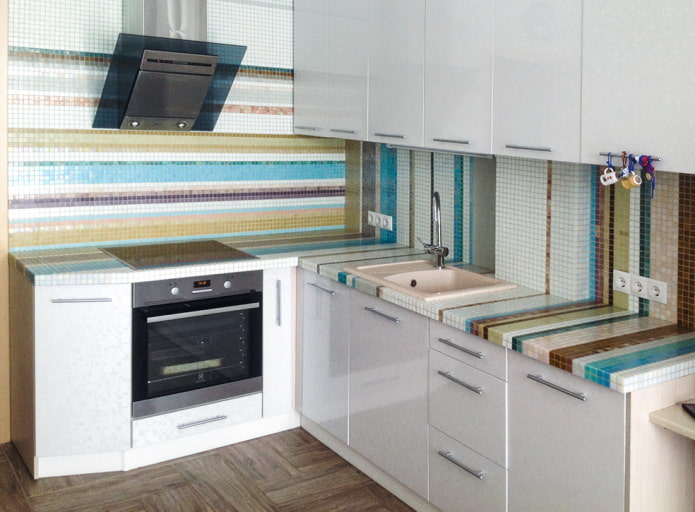 bancada feita de azulejos multicoloridos no interior