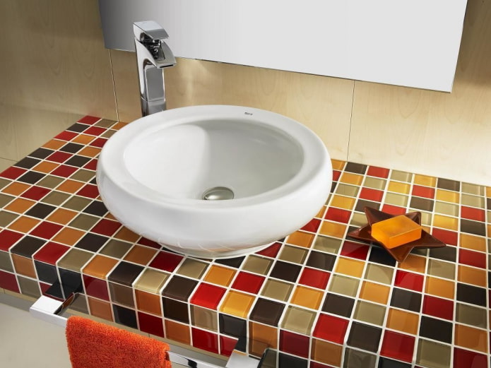 bancada feita de azulejos multicoloridos no interior