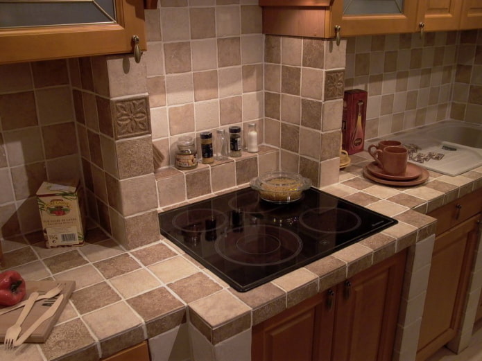 bancada com acabamento em azulejo na cozinha