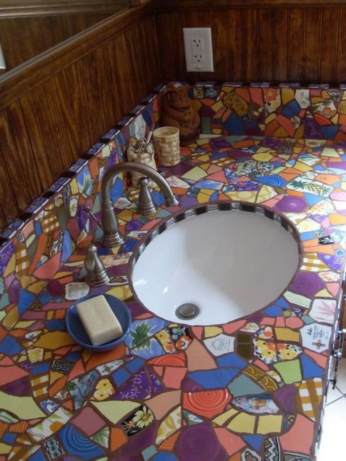 design de mesa com acabamento em azulejo