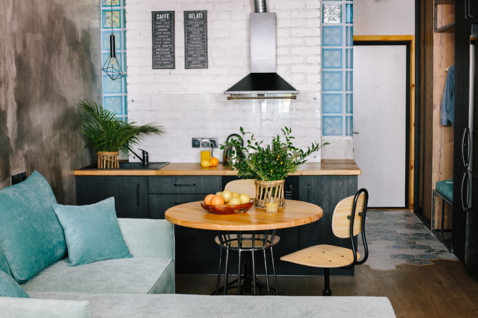 mesa redonda no interior em estilo loft