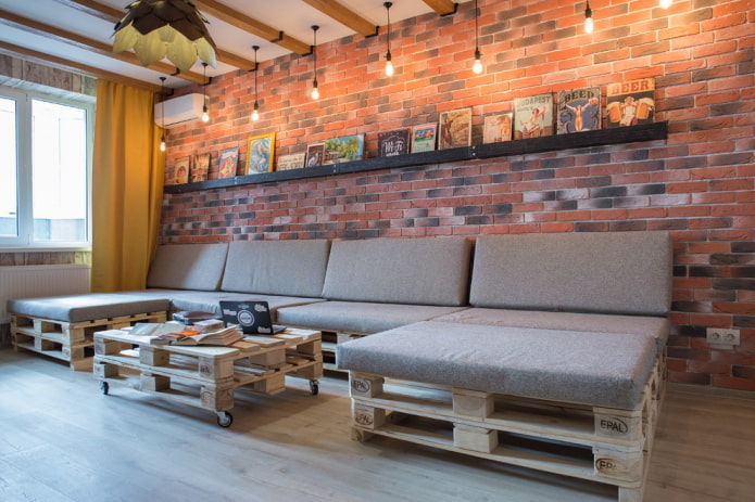 mesa feita de paletes em um interior estilo loft