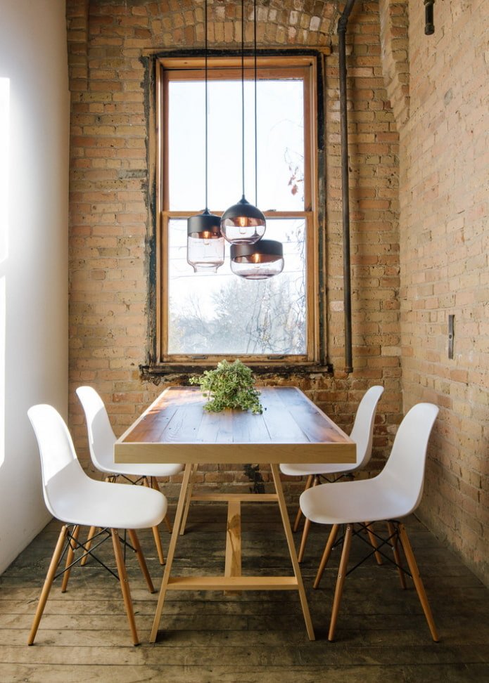 mesa de jantar em um interior estilo loft