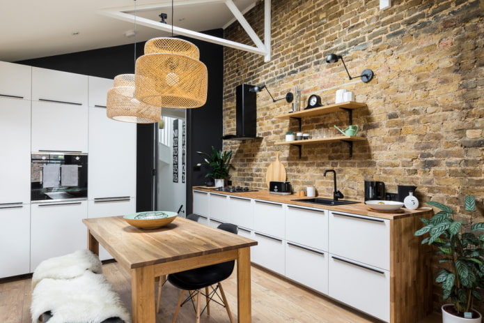 mesa no interior da cozinha em estilo loft