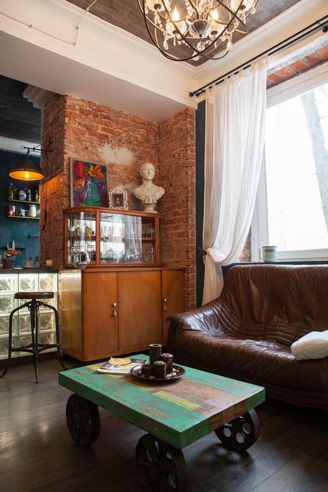 mesa de centro no interior em estilo loft