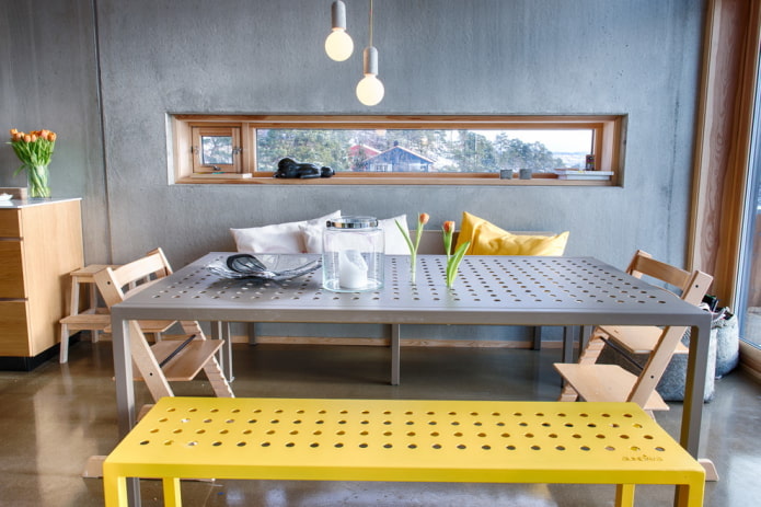 mesa de metal no interior em estilo loft