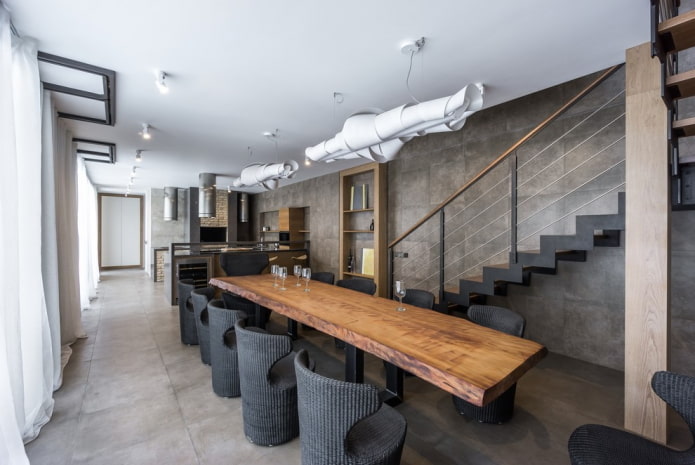 uma mesa longa em um interior estilo loft