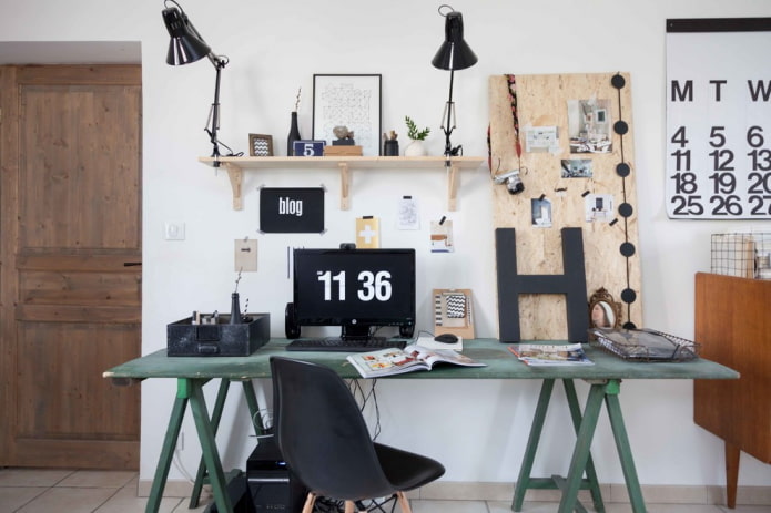 mesa de computador em um interior estilo loft
