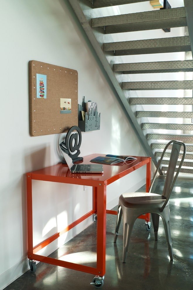 mesa de computador em um interior estilo loft