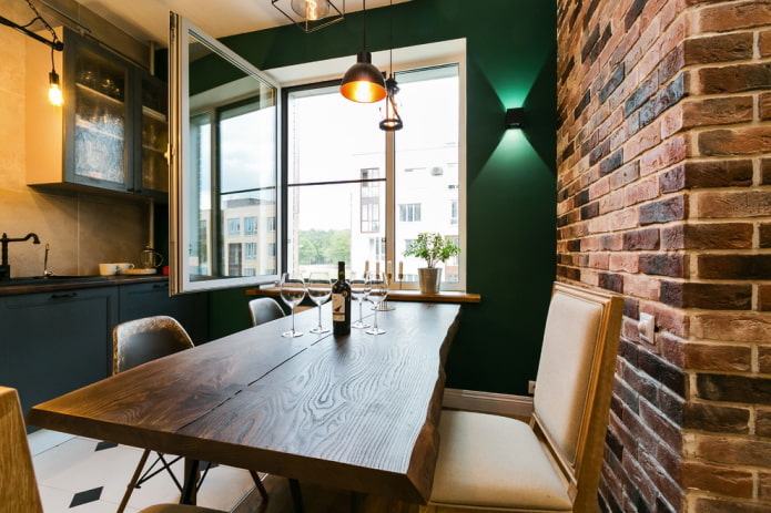 mesa no interior da cozinha em estilo loft