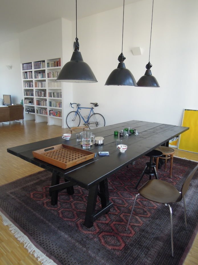 mesa preta em um interior estilo loft