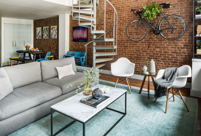 mesa retangular no interior em estilo loft