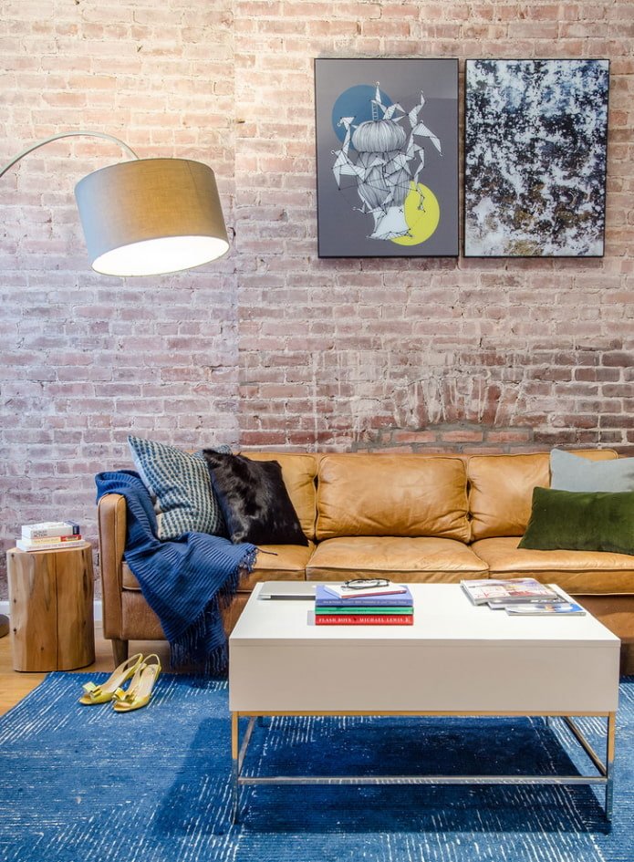 mesa de centro no interior em estilo loft estilo