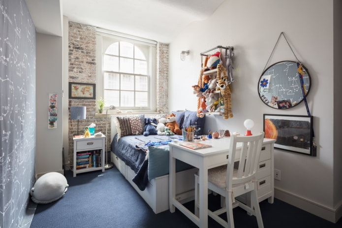mesa em quarto infantil estilo loft