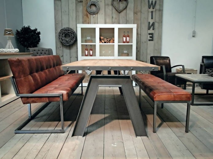 mesa com pés de ferro no interior em estilo loft