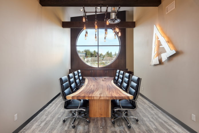 mesa com figuras no interior em estilo loft