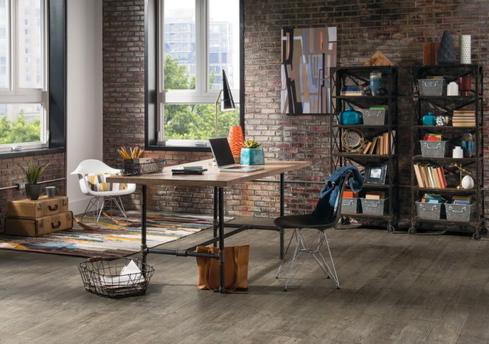 mesa feita de tubos em um interior estilo loft